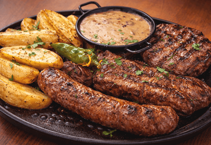 Sofya’da bir restoranda servis edilen kebapçe ve kyufte ızgara tabağı